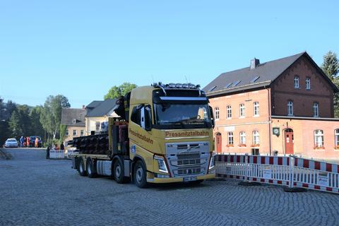 Die ersten Weichenteile werden angeliefert, kaum dass am Morgen die Sonne das Empfangsgebäude erreicht.