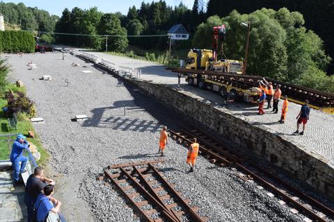 Das zweite Weichenteil schwebt am Haken.