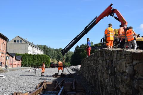 Ablegen der Weichenteile am künftigen Platz des Rampengleises.