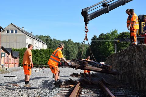 Das dritte Weichenteil am Haken.