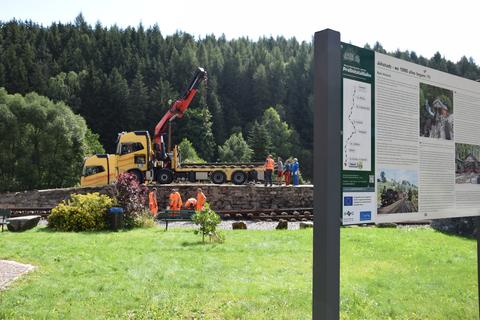 Seitenansicht zur Rampe mit den beiden Lkws der PRESS.