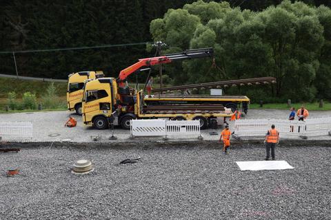 Etwas weiter vorn auf der Ladestraße soll die Weiche 15 gleich mit dem Ladekran an Ort und Stelle verlegt werden.