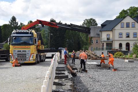 Das große Weichenteil mit den Weichenzungen der Weiche 15 wird ausgelegt.