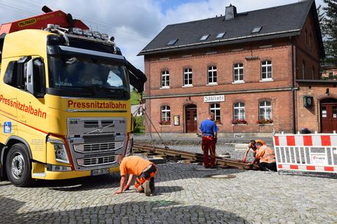 Die Weichenspitze der Weiche 15 wird genau vom Meßpunkt auf der Ladestraße eingemessen.