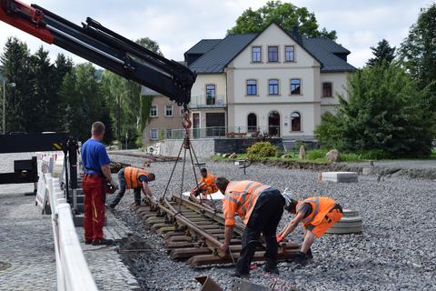 Wenn alles passt, kann der Haken gesenkt werden.