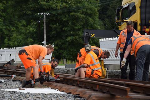 Das zweite Weichenstück wird angeschraubt.