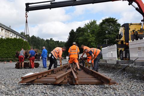 Auch noch ein paar Stahlschwellen kommen zum Weichenbausatz dazu.