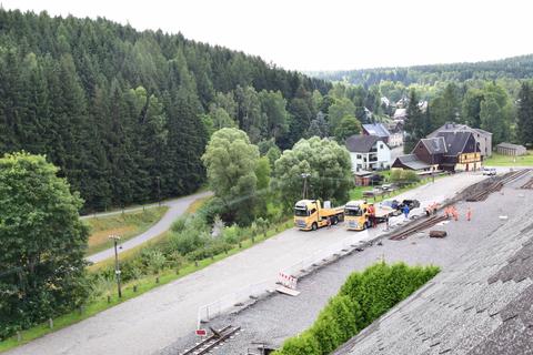 Die Lkw sind entladen, jetzt werden die weiteren Weichenteile