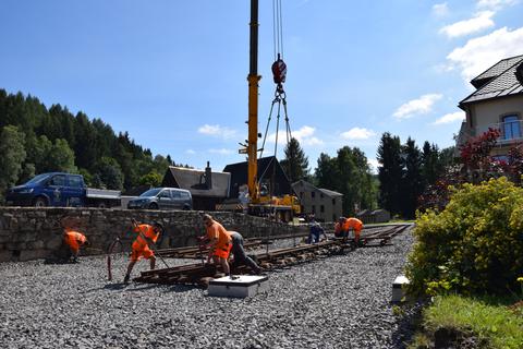 Die Weiche 17 wird direkt an die schon liegende Weiche 18 angebunden.