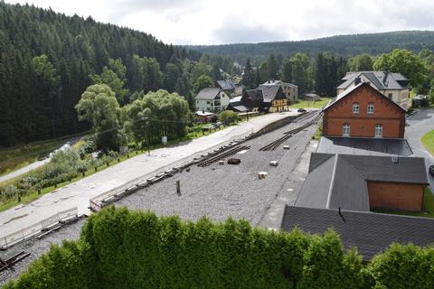 Ein Blick auf das Gleisplanum vor dem Bahnhofsgebäude.