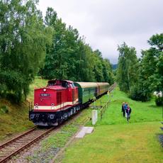 Rechts im Bild die Fahrzeuge am Bahnhof Walthersdorf.