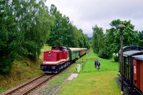 Rechts im Bild die Fahrzeuge am Bahnhof Walthersdorf.