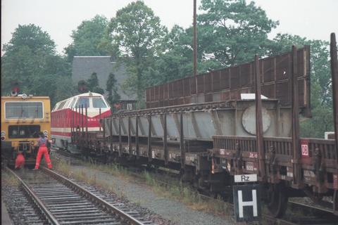 Der Transport mit dem künftigen Brückenüberbau passiert Schönfeld-Wiesa.