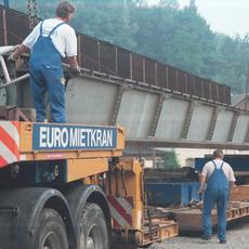 Maßarbeit ist angesagt beim Verladen der Brücke auf den Tieflader in Annaberg-Buchholz Süd.