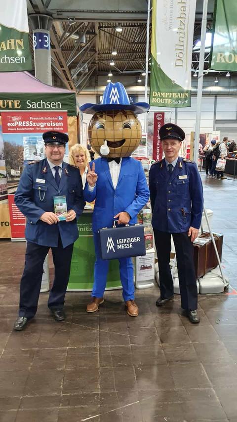 Andreas und Steffen mit dem Leipziger Messemännchen in der Mitte.