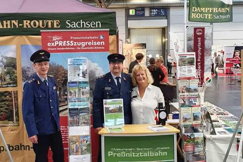 Versammelte Mannschaft der Preßnitztalbahn am Gemeinschaftsstand der „Danpfbahn-Route Sachsen“