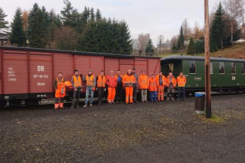 Vor Beginn des Arbeitseinsatzes und Abfahrt des Arbeitszuges noch ein Gruppenfoto, derweil auf weitere Mitwirkende noch gewartet werden muss.