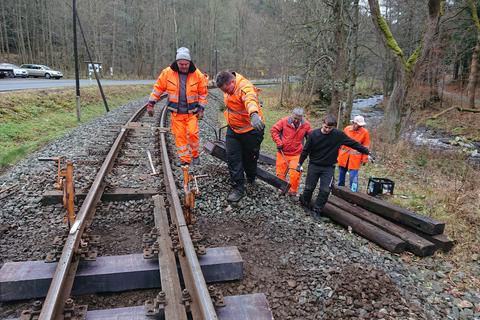 Der erste Stoß ist freigelegt und neue Schwellen werden eingezogen.