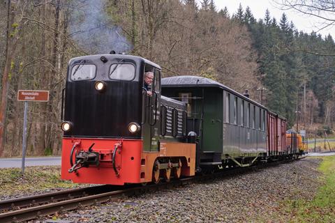 Der Arbeitszug erreicht die vorgesehene Baustelle kurz unterhalb des Bahnüberganges der Straße nach Grumbach.