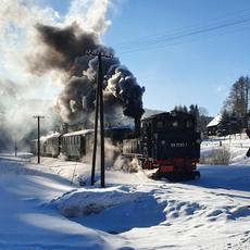 Der Zug nach Steinbach erreicht den Bahnübergang in Schlössel.