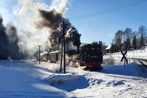 Der Zug nach Steinbach erreicht den Bahnübergang in Schlössel.