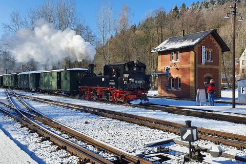 Der Zug erreicht den Bahnhof Steinbach.