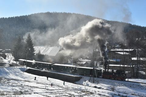 Von Schmalzgrube fährt der Zug in Richtung Steinbach.