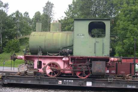 Auf dem Rollfahrzeug sieht der kleine B-Kuppler beinahe wie ein Schmalspurbahnfahrzeug aus.