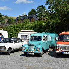 Generationentreffen der Barkas-Fahrzeuge.