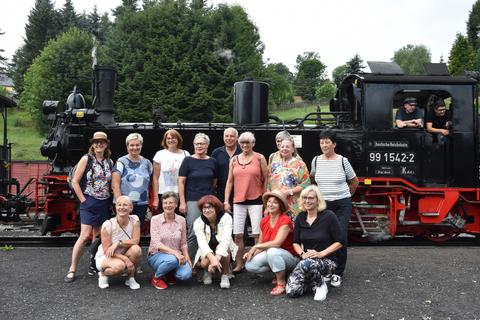 13 Weltklasseschwimmerinnen der DDR besuchten die Preßnitztalbahn und nutzten die Gelegenheit natürlich für ein Gruppenfoto (zusammen mit Mitorganisator Thomas Hildebrand).