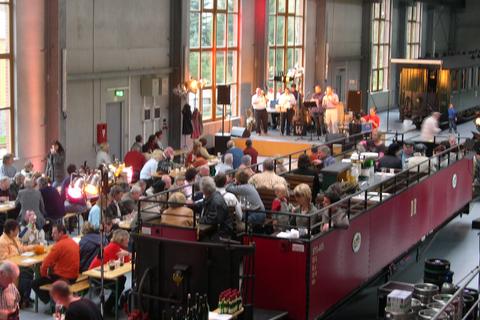 Dixiemusik in der Fahrzeughalle und kaum noch ein Platz frei.