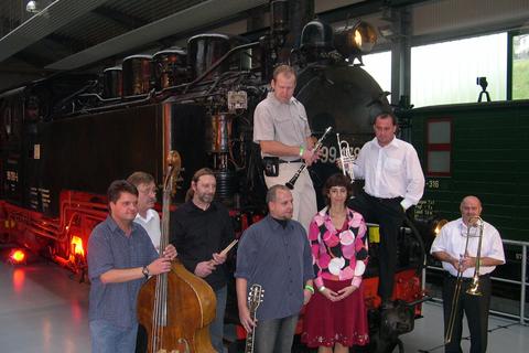 Gruppenfoto der Paradies-Dixielandband nach dem Auftritt in der Fahrzeughalle.