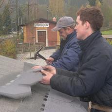 Reihe für Reihe kommen die neuen Dachpappenbahnen auf das Dach.