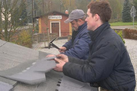 Reihe für Reihe kommen die neuen Dachpappenbahnen auf das Dach.