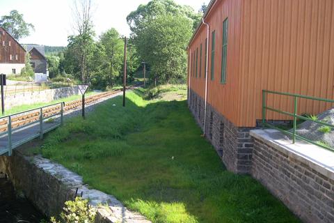 Von den im Frühjahr an der Gleisseite begonnenen Arbeiten am Fundament ist schon nichts mehr zu sehen, hier ist schon wieder Gras drüber gewachsen.