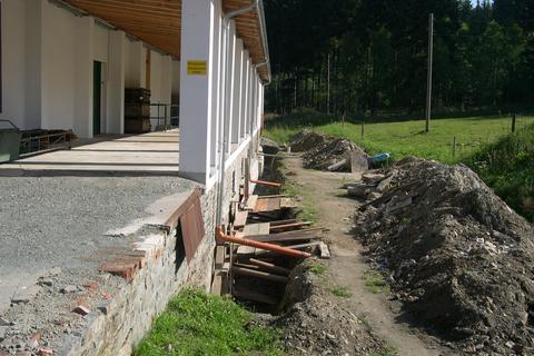 Das Fundament an der Hangseite ist für die Vorblendung der Betonwand freigelegt.