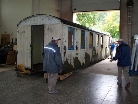 Der Wagenkasten wird in der „großen Werkstatthalle“ der Tischlerei Hübner (ehemaliges Kulturhaus von Zwönitz) angeliefert.