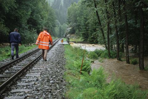 Entlang des Bahndammes vor dem Loreleifelsen bildete die Preßnitz mehrere neue Flußläufe.