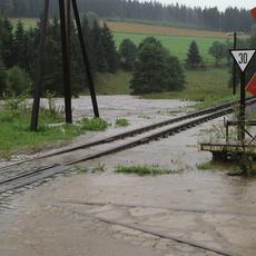 Der Bahnübergang am Kilometer 22,24 am Paschweg steht kurz vor der Überflutung.