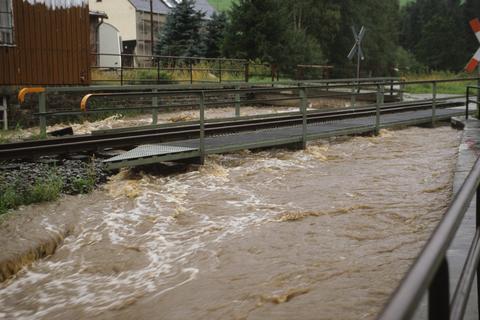 Die Brücke Km 22,223 wird bereits zum Nadelöhr - das Wasser steht schon höher als die Brückenträger.