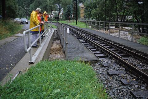 An der Brücke 19,017 überschreitet das Hochwasser die Unterkante der Brückenträger bereits deutlich.