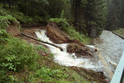 An der Brücke 16,226 ist die Wand des parallel zur Strecke verlaufenden Grabens der Wasserkraftanlage gebrochen, das Wasser strömt nun direkt auf die Brückenwiderlager und spült die Ufermauer aus.