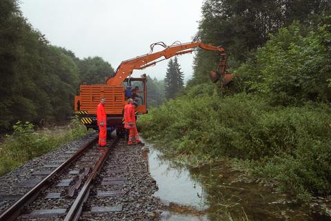 Mehrere Dammrutschungen führten zu einer Beschädigung der Bahngräben und müssen nun kurzfristig gereinigt werden.