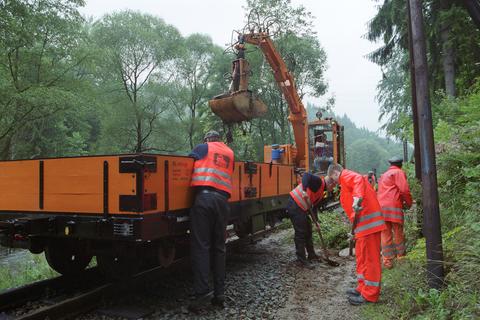 Was der Bagger nicht schafft, muss von Hand gemacht werden.