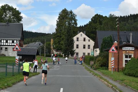 In Schmalzgrube auf Höhe des Stationsgebäudes war eine Erfrischungsstation aufgebaut.