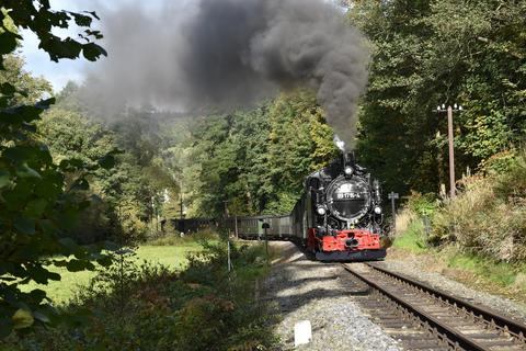 Mit Volldampf geht es bergwärts. VI K mit 11 Wagen.