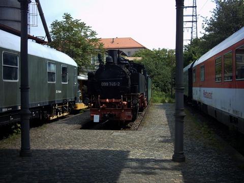 Museumslok 99 1781, hier als 099 745-2 bezeichnet - des Verkehrsmuseums Nürnberg kommt nach Jöhstadt. Auf dem Bild ist sie wenig attraktiv und unfotogen noch im Museum aufgestellt.