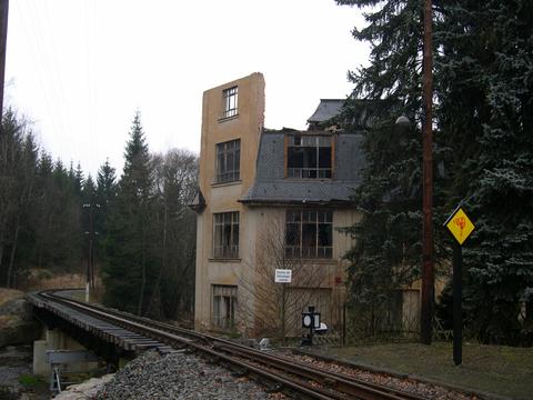 Nach Einsturz und Abbruch des markanten Turmes des früheren Fabrikgebäudes besteht akute Einsturzgefahr für das gesamte Gebäude