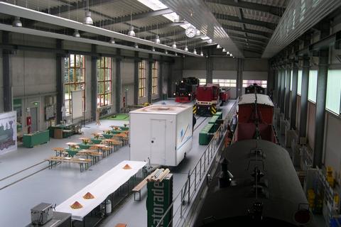 Am Freitag Nachmittag sind die Vorbereitungsarbeiten in der Ausstellungs- und Fahrzeughalle noch im vollen Gange, um für die Besucher des IV. Schmalspurbahnfestivals 2006 am 9. und 10. September ein guter Gastgeber zu sein.