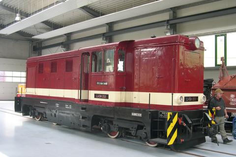 Die Lok L45H-358 der Fichtelbergbahn von der BVO Bahn GmbH war einer der auffälligsten Gäste des Dieselloktreffens aus Anlass des IV. Schmalspurbahnfestivals 2006 und stand besonders prägnant in der Fahrzeughalle ausgestellt.